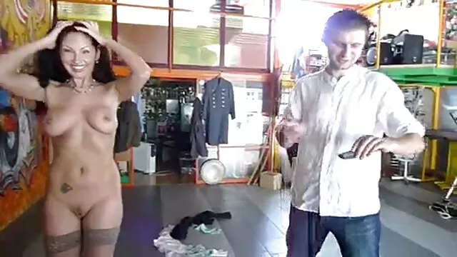 O twink Britânico Chupa pilas os melhores filmes de sexo pornô antes do anal.