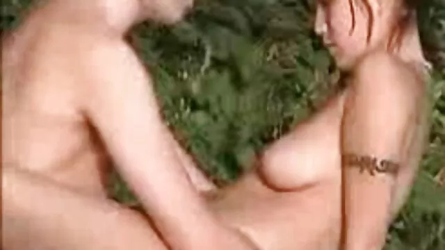 A beleza japonesa perfurou os os melhores filme de pornô 2020 dois buracos.