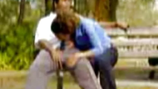Um grupo de homens abre - lhe as pernas e videos porno brasileiros os melhores é fodida.