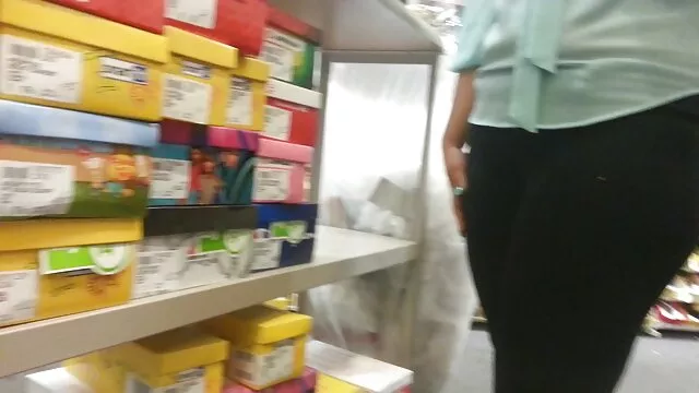 CREDITO4K. A cabra desempregada vende quero assistir os melhores filme pornô brasileiro o seu lindo corpo ao agente de crédito.