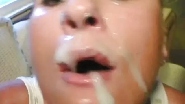 A mãe de uma amiga ver os melhores filmes pornô oferece-me o seu corpo sensacional.