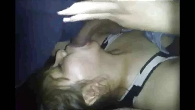 Linda Loura curvada fode-se os melhores filme de sexo brasileiro com os dedos