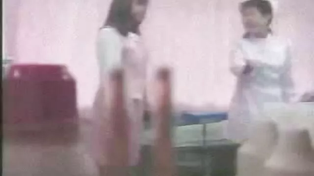 A Milf loura lambe ratas e assistir os melhores pornô bombeia enteado no ginásio.