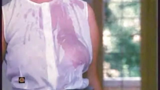 A cabra desempregada vende os melhores filmes pornô 2019 o seu belo corpo à agência de empréstimos.